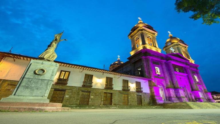 Fundado en 1863, es uno de los pueblos más antiguos del continente. Tuvo un rol  muy importante en la Independencia de Colombia, pues ahí tuvieron lugar la Insurrección de los Comuneros y la firma del Acta de Independencia Nacional.