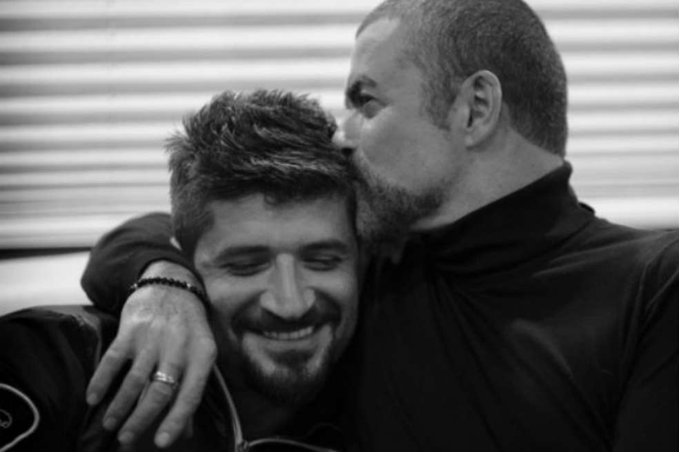 El estilista Fadi Fawaz al lado de la estrella del pop George Michael. / Cortesía
