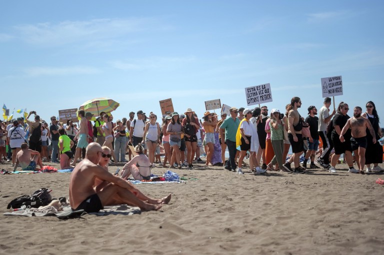 ¿Por qué persisten las protestas en Canarias contra el turismo masivo?