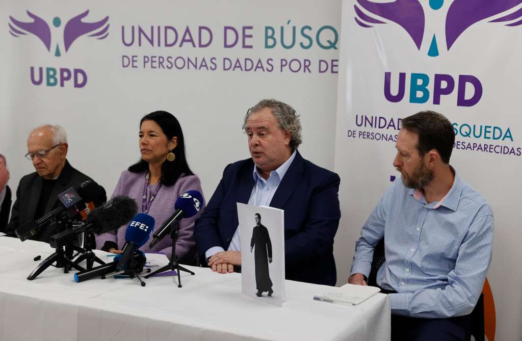 AME5945. BOGOTÁ (COLOMBIA), 16/02/2026.- El sacerdote Javier Giraldo (i), la directora general de la Unidad de Búsqueda de Personas dadas por Desaparecidas (UBPD), Janeth Forero Martínez (c-i), y los antropólogos internacionales, Luis Fondebrider (c-d) y Derek Comgram, participan en una rueda de prensa este lunes, en Bogotá (Colombia). Forero reveló los detalles detrás del hallazgo de los restos del sacerdote colombiano Camilo Torres Restrepo, precursor de la Teología de la Liberación en América Latina y símbolo de la guerrilla del Ejército de Liberación Nacional (ELN), 60 años después de su muerte. EFE/ Mauricio Dueñas Castañeda