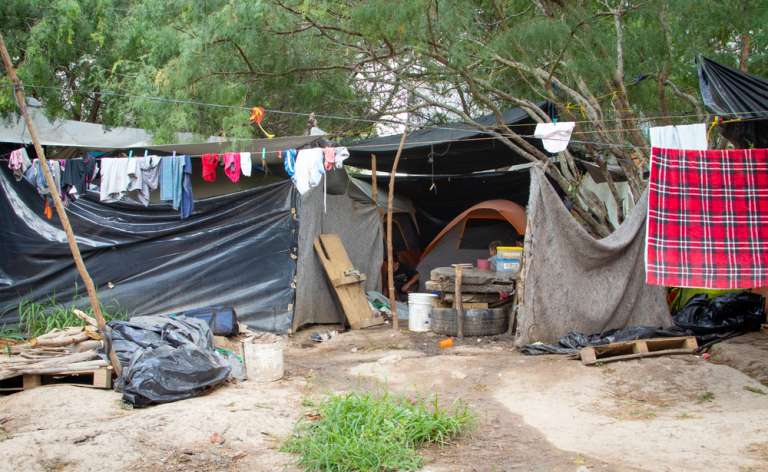 A lo largo de todo el campamento, las familias delimitan de manera improvisada los espacios de sus tiendas de campaña. Utilizan materiales como bolsas de plástico, lonas o cobijas viejas para protegerse de los fuertes vientos, lluvia y los intensos rayos de sol.