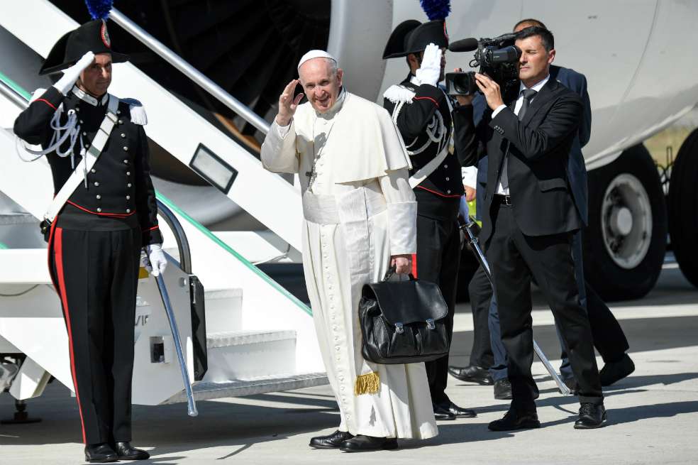 Momento en el que el papa, el pasado miércoles, abordó el avión con destino a Colombia. Este lunes, a las seis de la mañana, aterrizó de nuevo en suelo italiano. / AFP