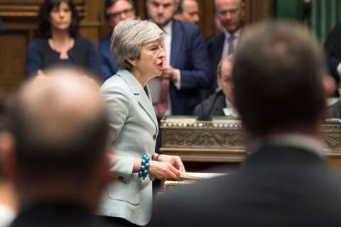 El Parlamento británico asumió el control del proceso del Brexit y debilita a May