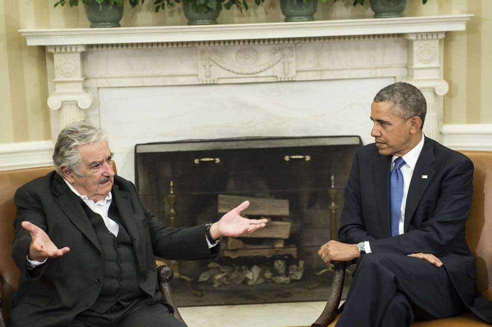El presidente José Mujica (izq.), junto a su homólogo estadounidense Barack Obama, en la Casa Blanca. / AFP