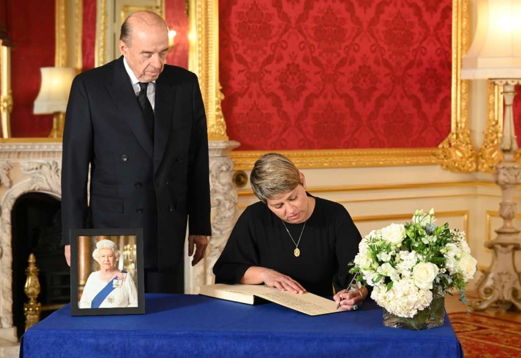 La primera dama, Verónica Alcocer, y el canciller Álvaro Leyva conforman la delegación colombiana en los funerales de Estado de Isabel II de Inglaterra.