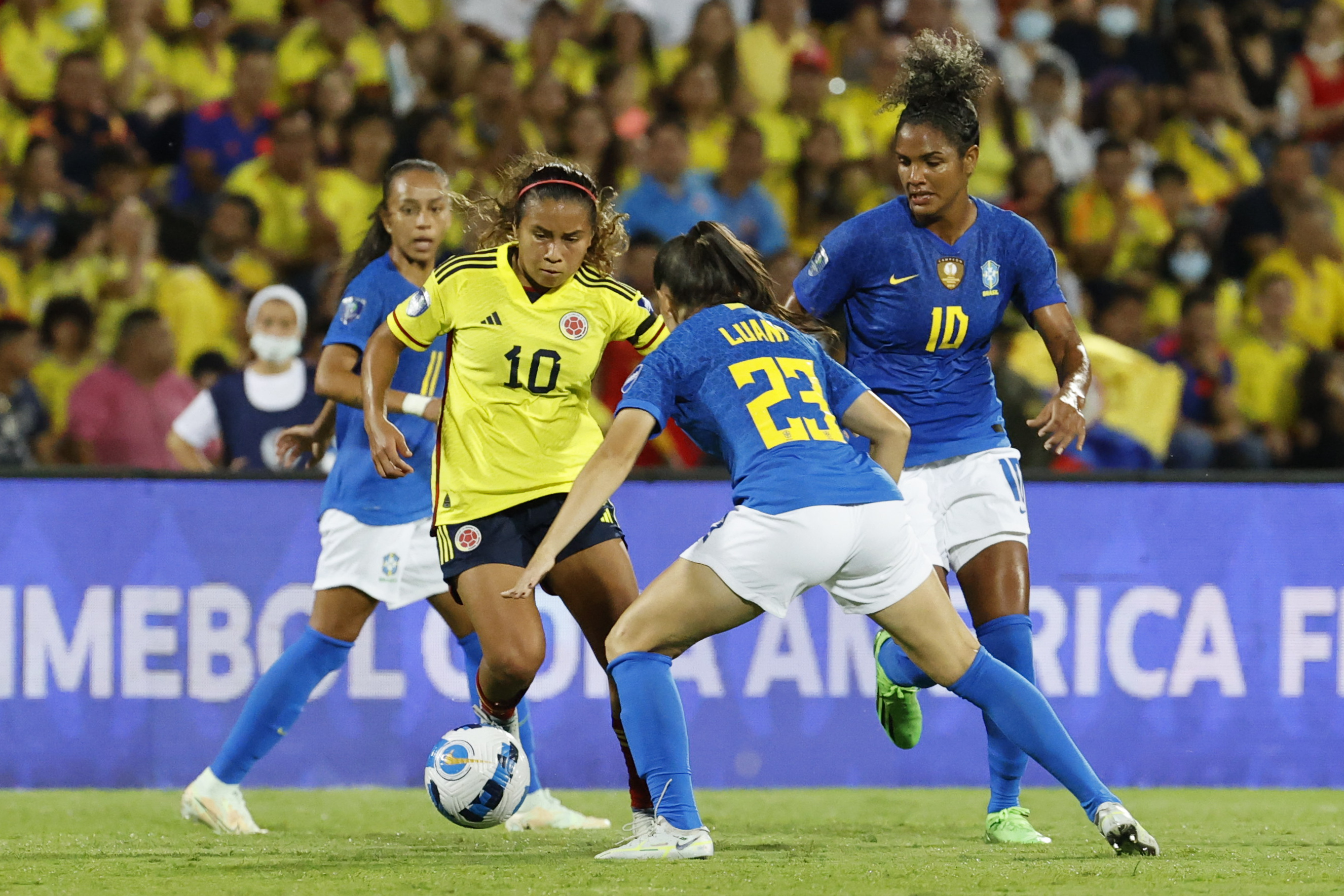 AMDEP5170. BUCARAMANGA (COLOMBIA), 30/07/2022.- Leicy Santos (i) de Colombia disputa el balón con Luana de Brasil hoy, en la final de la Copa América Femenina entre Colombia y Brasil en el estadio Alfonso López en Bucaramanga (Colombia). EFE/Mauricio Dueñas Castañeda
