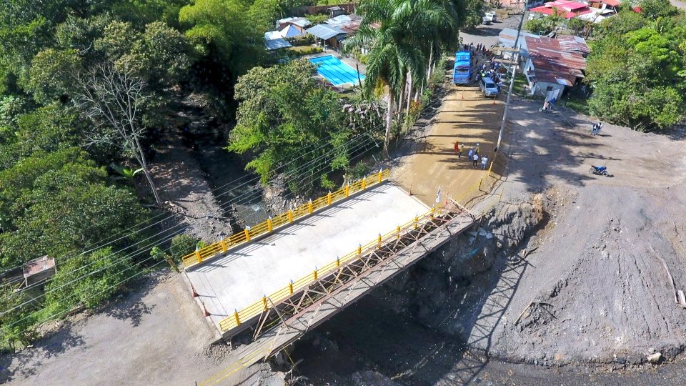 “El departamento puede reaccionar en tiempo récord y por eso estamos dando paso a la conectividad con la provincia del Rionegro. Es un puente de 20 metros de longitud, siete metros de ancho, que mejora las condiciones y la transitabilidad por este corredor”, anunció Nancy Valbuena, gerente del Iccu, quien también manifestó su satisfacción por el cumplimiento de los cerca de 25 compromisos que hizo la Gobernación con los habitantes del municipio.
