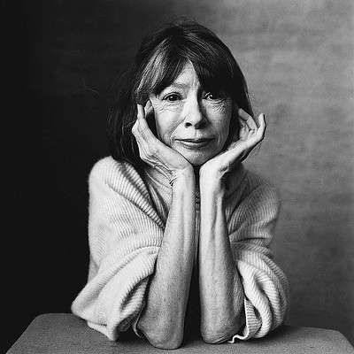 Joan Didion (foto) nació el 5 de diciembre de 1934 en Sacramento, Estados Unidos, y falleció el 23 de diciembre de 2021. Es considerada como una referente del “Nuevo periodismo”. Su novela más reconocida es “El año del pensamiento mágico”. Su hija, Quintana, falleció a los pocos días de la publicación de esta obra. En 2011, publicó el libro “Blue Nights”, centrado en su hija.