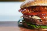 Londres prohibiría publicidad de comida chatarra en el transporte público