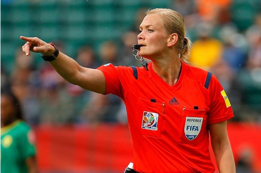 En 2017 Steinhaus hizo historia en Alemania porque se convirtió en la primera mujer en impartir justicia en la primera división del fútbol masculino/ AFP