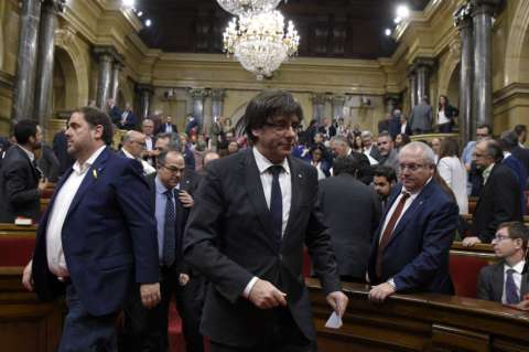 Fiscalía española presenta querella por rebelión contra el gobierno catalán