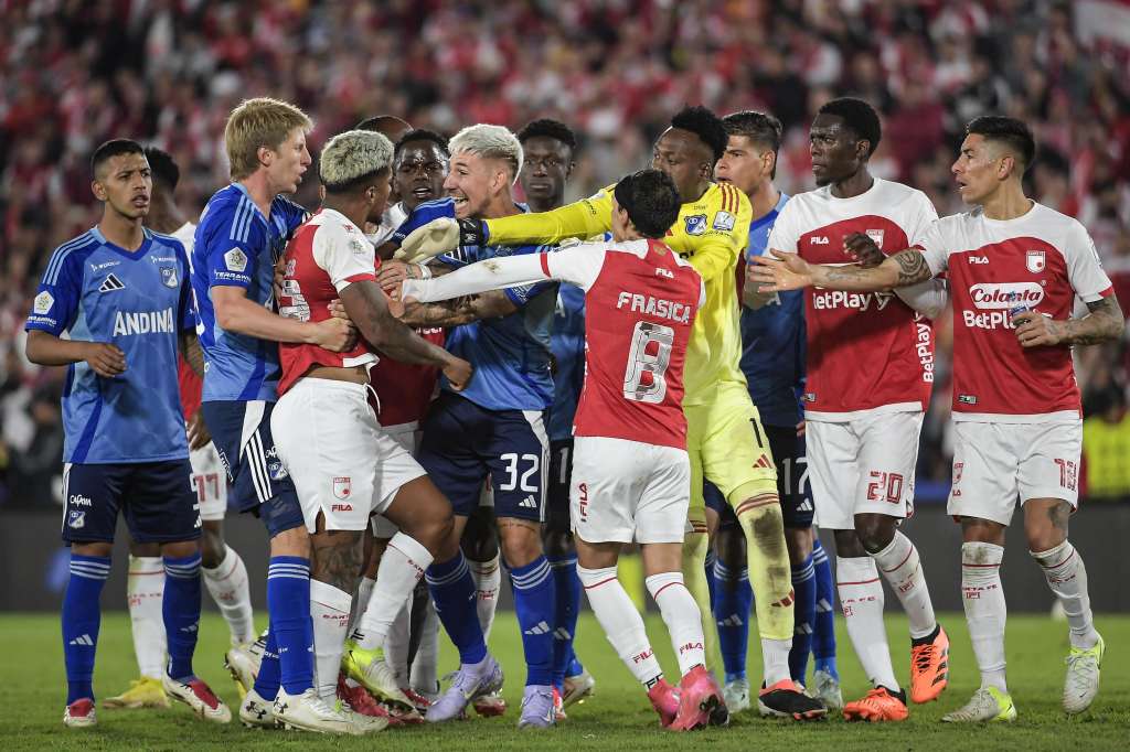 En la segunda mitad, el duelo parecía más equilibrado, pero Santa Fe volvió a golpear. Al minuto 56, Alexis Zapata culminó una gran jugada por la banda derecha con un preciso remate de derecha que significó el 3-1.
El partido se calentó y, pocos minutos después, Juan Carlos Pereira vio la tarjeta roja, dejando a Millonarios con 10 hombres.