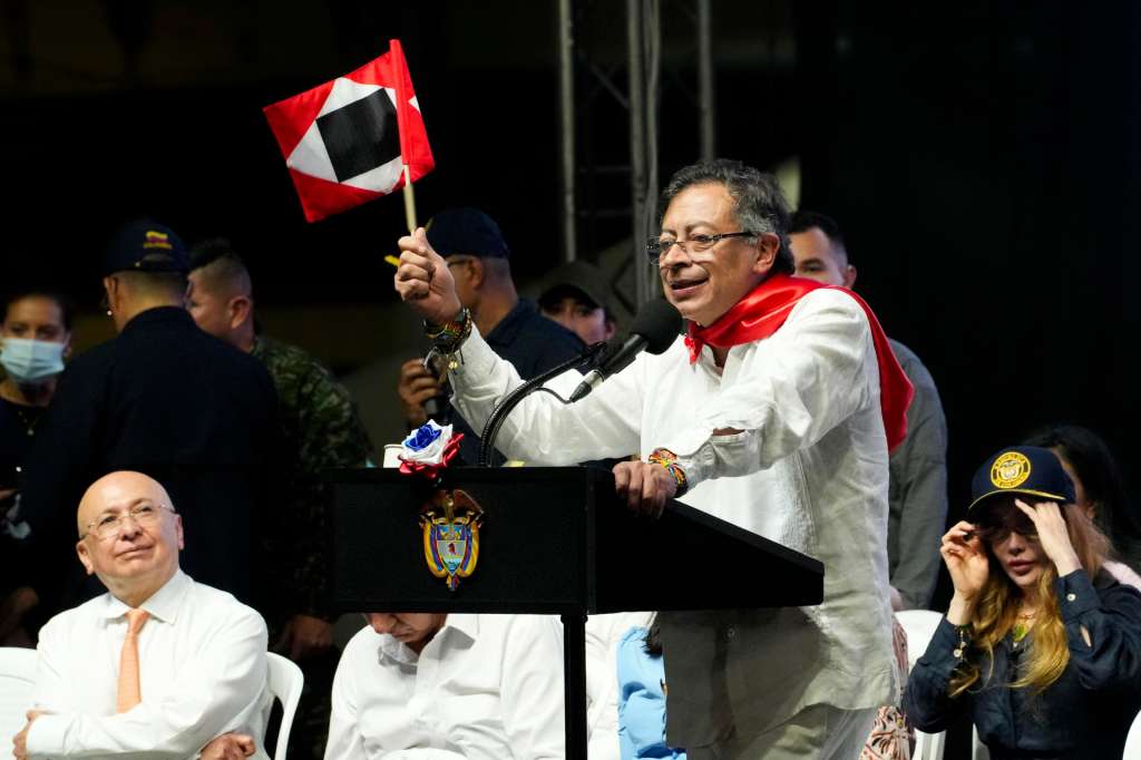AME4879. IBAGUÉ (COLOMBIA), 03/10/2025.- Fotografía cedida por la Presidencia de Colombia que muestra a su mandatario, Gustavo Petro, hablando este viernes en bagué (Colombia). Petro afirmó que a las activistas Manuela Bedoya y Luna Barreto, que hacían parte de la tripulación de la Flotilla Global Sumud y están detenidas en una prisión en el desierto israelí, no les han dado agua ni comida. EFE/ Presidencia de Colombia /SOLO USO EDITORIAL/ NO VENTAS/ SOLO DISPONIBLE PARA ILUSTRAR LA NOTICIA QUE ACOMPAÑA (CRÉDITO OBLIGATORIO)
