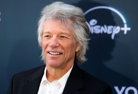 Jon Bon Jovi genera preocupación tras detener concierto por problemas de salud: “Lo siento”