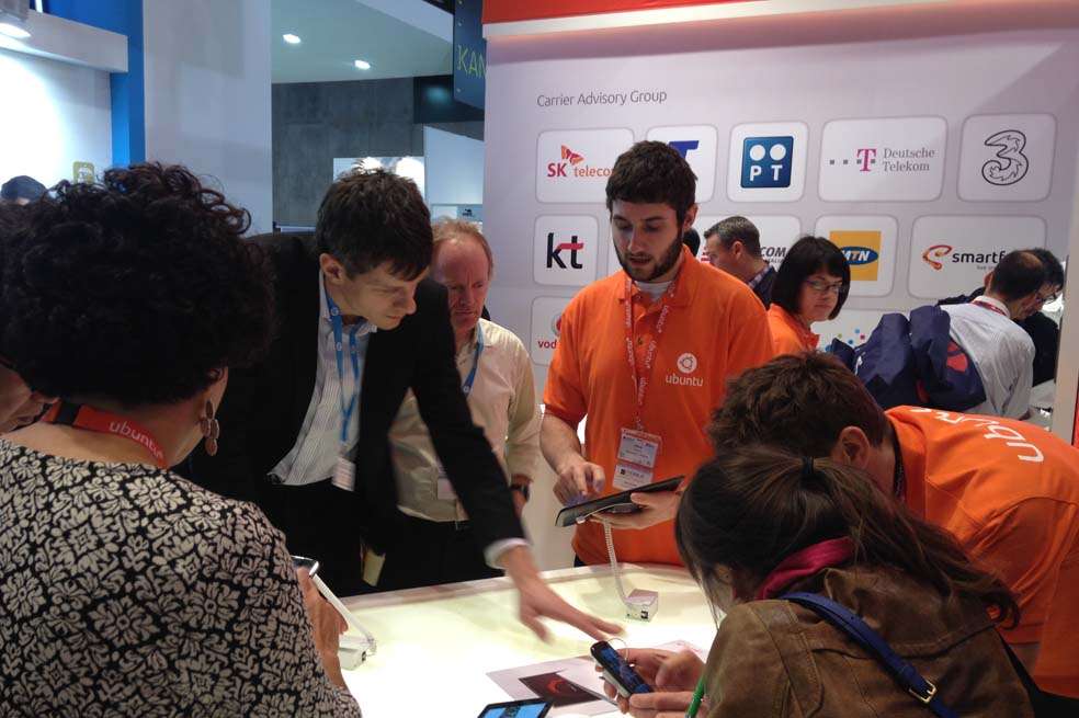 Los asesores de Canonical explican a los asistentes al Mobile World Congress cómo funciona el sistema Ubuntu. / David Mayorga - El Espectador