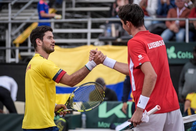 Nicolás Mejía (izq.) se saluda con el luxemburgués Chris Rodesch previo al inicio de su partido.