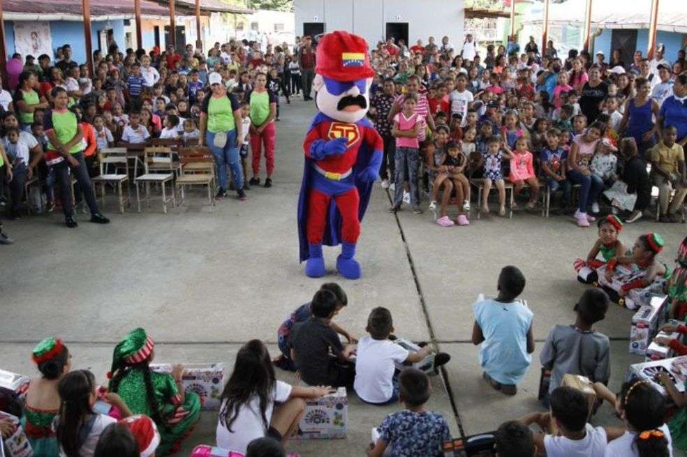 El Partido Socialista Unido de Venezuela celebró la entrega de juguetes a niños venezolanos en Las Tejerías.