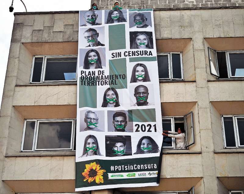 El cartel en medio de la polémica por el POT.