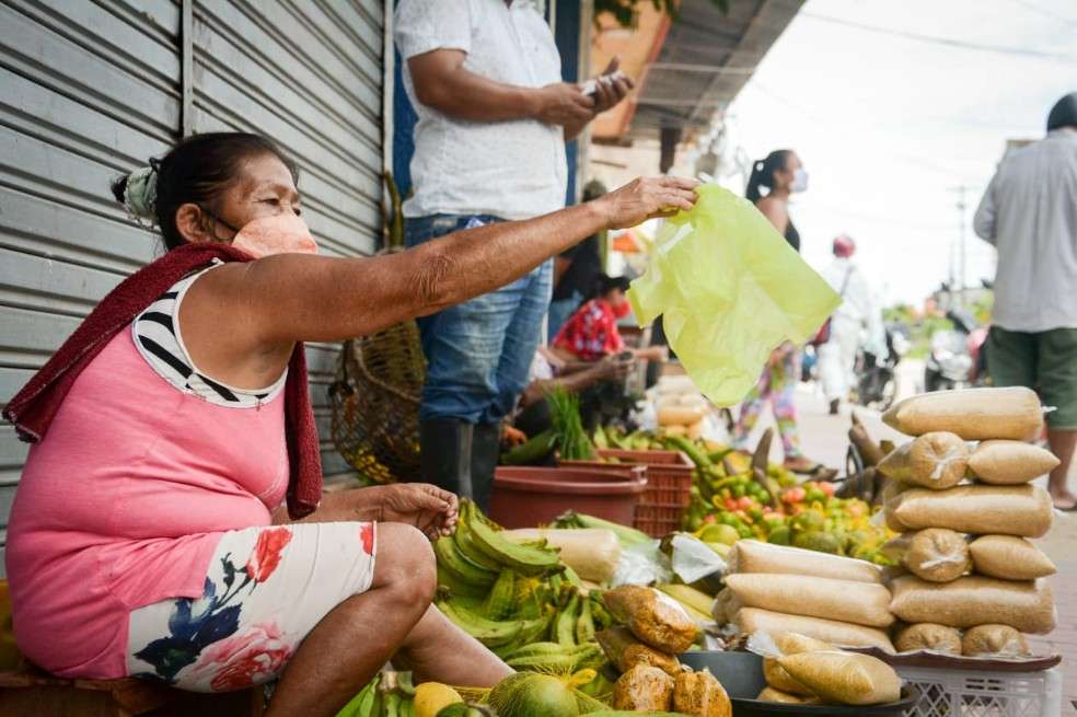 Indígenas venden sus productos en el Puerto de Leticia.