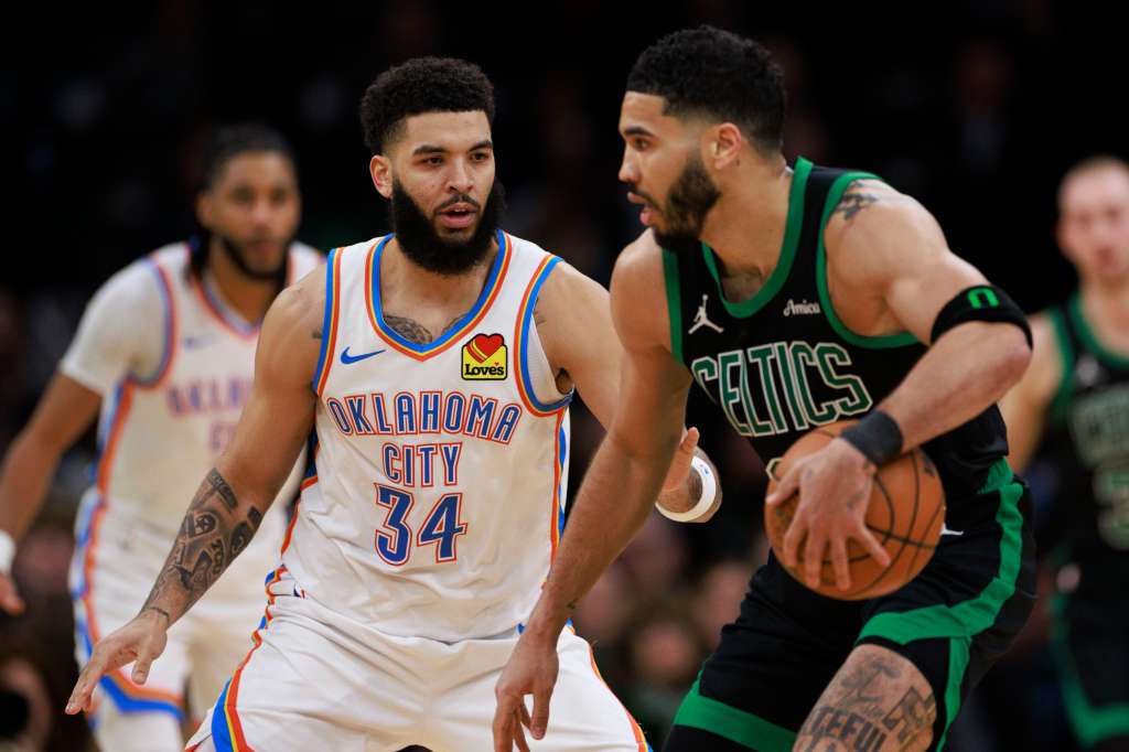 BOSTON (United States), 13/03/2025.- Boston Celtics forward Jayson Tatum (R) keeps the ball away from Oklahoma City Thunder forward Kenrich Williams (L) during the second half of the NBA game between the Boston Celtics and the Oklahoma City Thunder in Boston, Massachusetts, USA, 12 March 2025. (Baloncesto) EFE/EPA/CJ GUNTHER SHUTTERSTOCK OUT