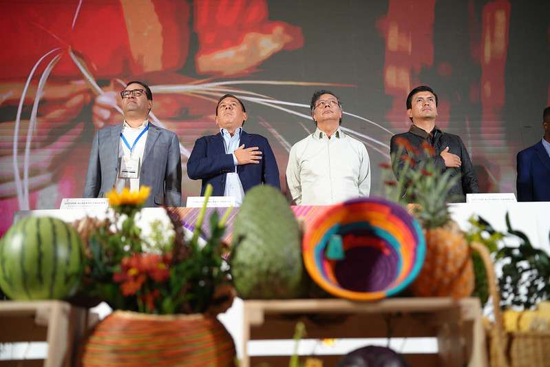 El presidente Gustavo Petro acompañado del director de Fededepartamentos, Didier Tavera; el gobernador de Boyacá, Carlos Amaya; y el alcalde de Villa de Leyva, Víctor Gamboa.
