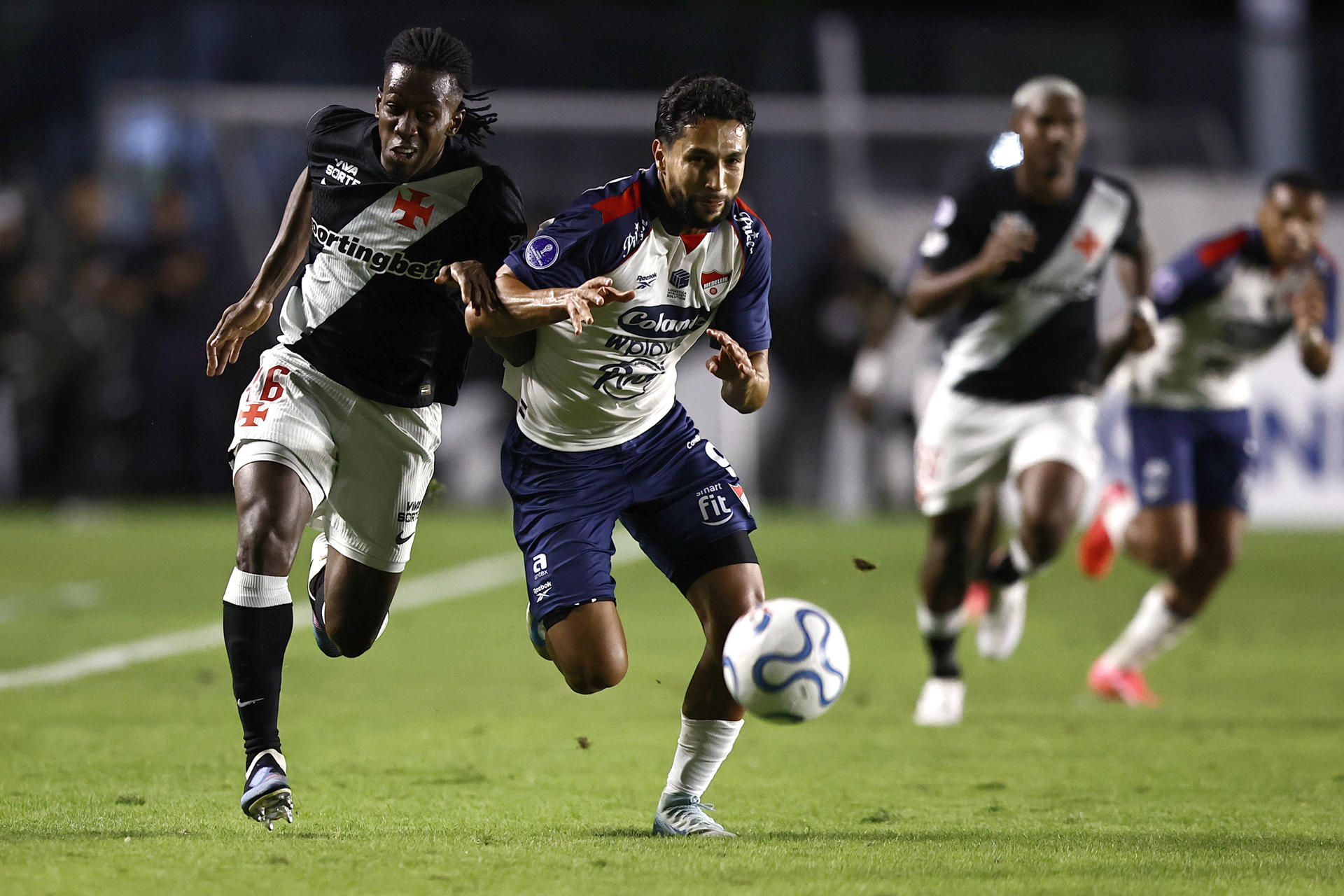 AMDEP9655. RÍO DE JANEIRO (BRASIL), 29/07/2026.- Carlos Cuesta (i) de Vasco disputa el balón con Jeison Medina de Medellín este miércoles, en un partido de la Copa Sudamericana entre Vasco da Gama y Independiente Medellín, en el estadio São Januário en Rio de Janeiro (Brasil). EFE/ André Coelho
