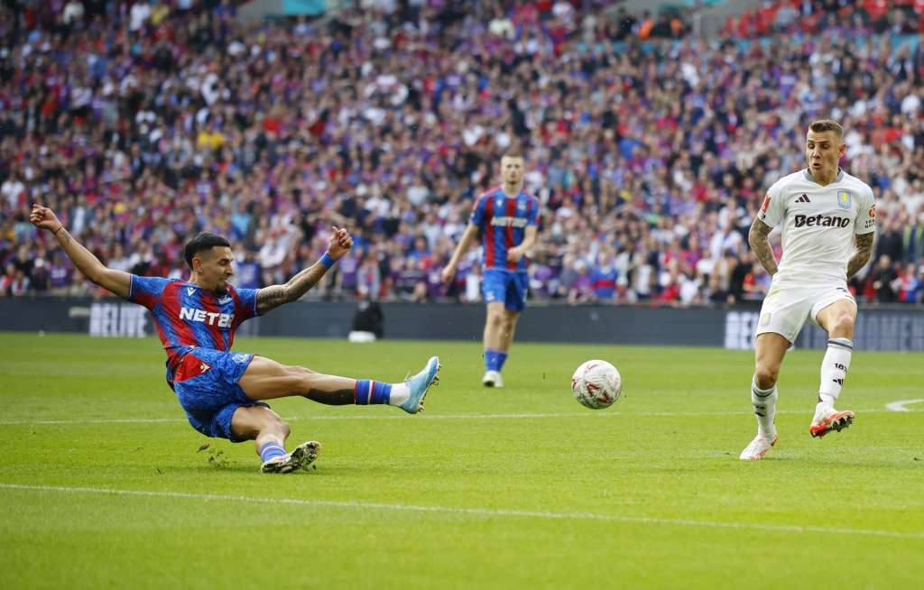 LONDON (United Kingdom), 26/04/2025.- Crystal Palace's Maxence Lacroix (L) in action during the English FA Cup semi final soccer match between Crystal Palace and Aston Villa, in London, Britain, 26 April 2025. (Reino Unido, Londres) EFE/EPA/TOLGA AKMEN EDITORIAL USE ONLY. No use with unauthorized audio, video, data, fixture lists, club/league logos, 'live' services or NFTs. Online in-match use limited to 120 images, no video emulation. No use in betting, games or single club/league/player publications.
