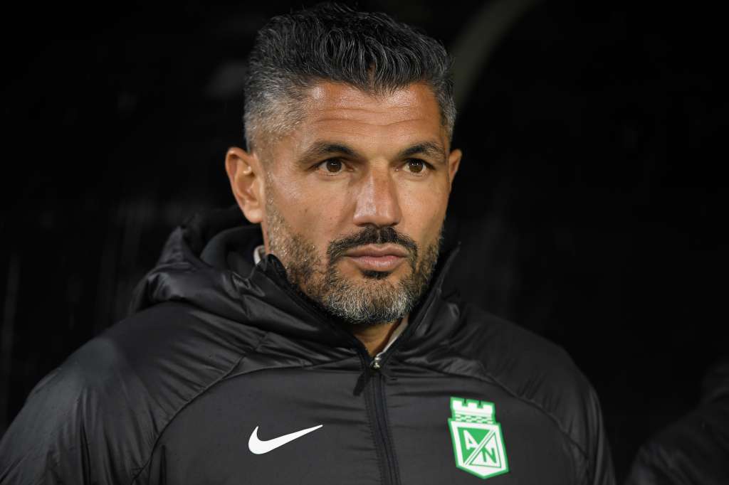 Exfutbolista y entrenador argentino que dirige a Atlético Nacional, en el partido ante Santa Fe por la cuarta fecha de la Liga Betplay 2025-I.