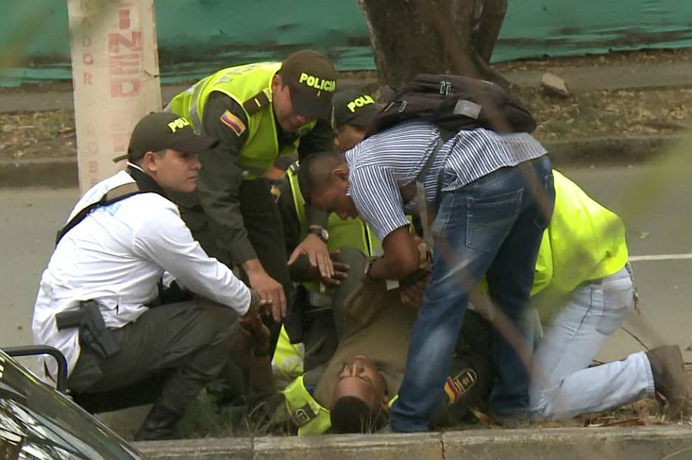 Los dos petardos estallaron entre las 10:30 y 11 de la mañana en el sur de Cali. / Tomada de televisión