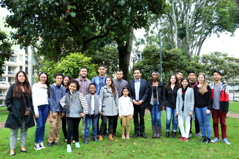 Los 25 jóvenes accionantes tienen entre siete y 26 años y son de las 17 regiones de Colombia más amenazadas por el cambio climático. Los acompaña su representante, César Rodríguez, de Dejusticia. / Andrés Rodríguez/Dejusticia
