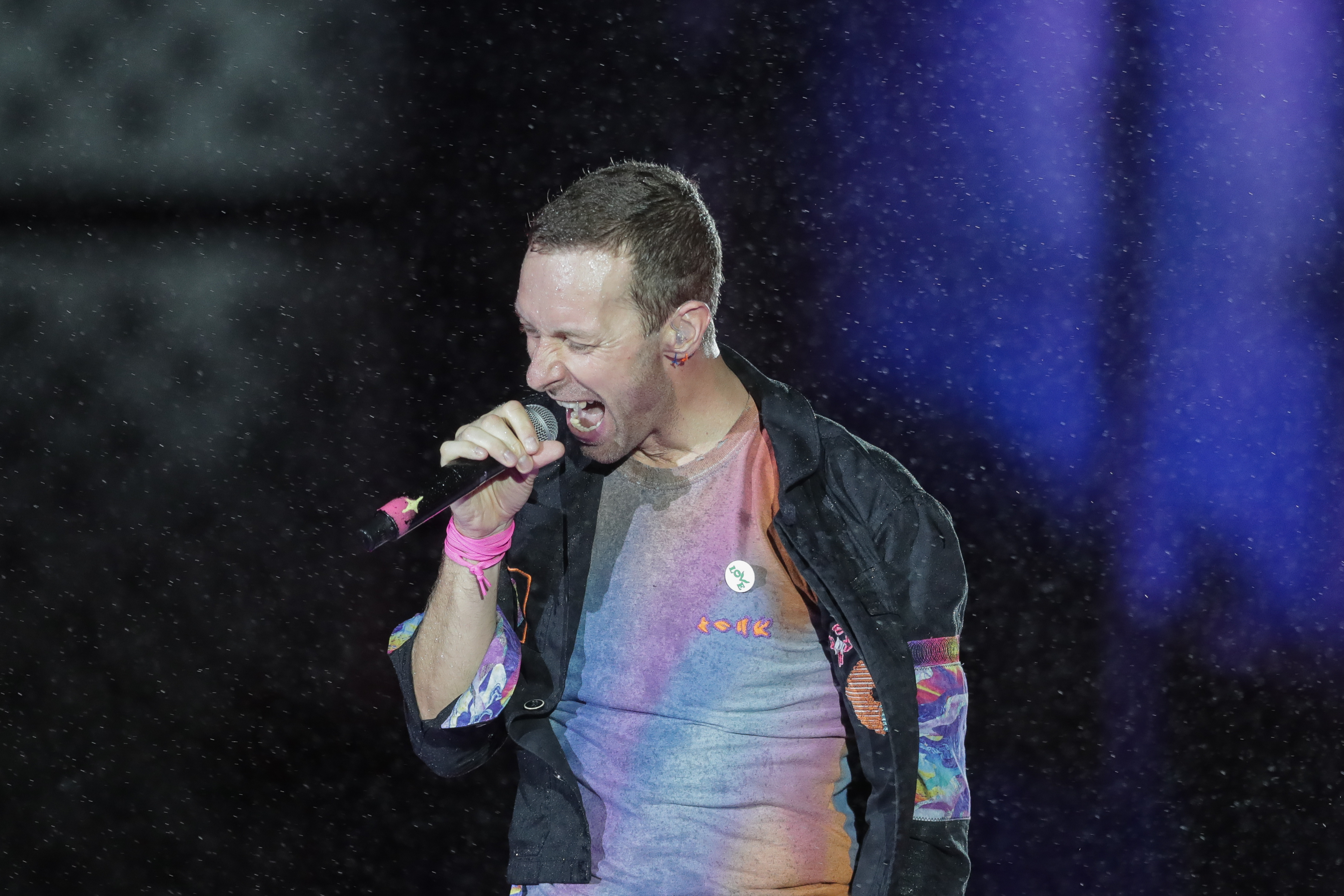 AME6180. RÍO DE JANEIRO (BRASIL), 10/09/2022.- Chris Martin, vocalista de la banda británica Coldplay, se presenta hoy en el festival de música Rock in Rio 2022, en la ciudad de Río de Janeiro (Brasil). Rock in Río, considerado el evento musical y de entretenimiento más grande del mundo, ha ofrecido en 37 años de vida 21 ediciones en Río, Lisboa, Madrid y Las Vegas, a las que han asistido más de 10 millones de espectadores. La actual edición se realiza nuevamente en Río de Janeiro, ciudad en la que nació en 1985. EFE/ André Coelho