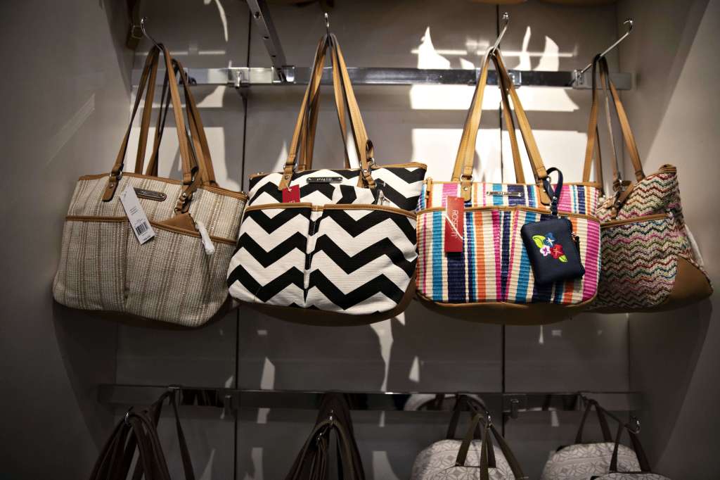 Los bolsos con compartimentos para organizar no son conocidos por ser elegantes, dicen especialistas en moda. / Bloomberg News.