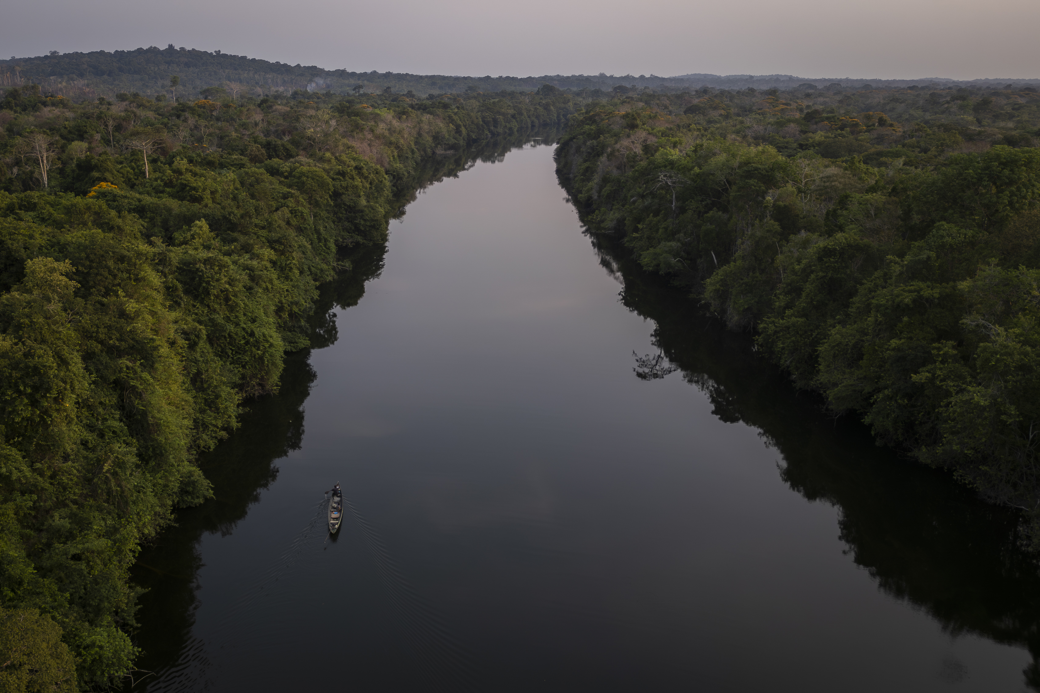 ACOMPAÑA CRÓNICA BRASIL INDÍGENAS AME5193. JACAREACANGA (BRASIL), 13/12/2024.- Fotografía aérea del 7 de noviembre de 2024 el río Tapajós en la aldea Kaba Biorebu, tierra indígena Munduruku, en el municipio de Jacareacanga (Brasil). La minería ilegal de oro ha dividido a los indígenas de la Tierra Munduruku, en la Amazonía brasileña. Para algunos caciques es una forma de supervivencia; para otros, una sentencia de muerte al ver cómo los ríos y los peces se envenenan con mercurio. EFE/ Isaac Fontana