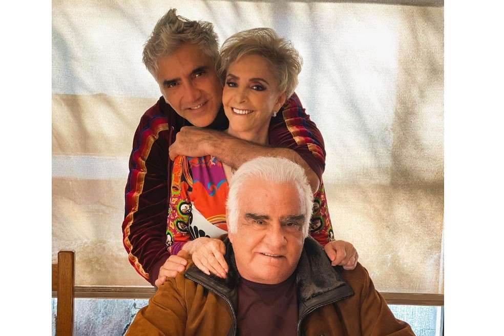 ¡Bastante conmovedor! Alejandro Fernández y doña Cuquita, hijo y esposa de Vicente Fernández, rompieron en llanto cuando el músico cantó Amor de los dos en el velorio de su padre.