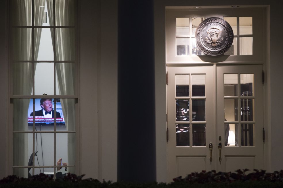 Aunque el presidente Donald Trump viva en guerra con la prensa, las pantallas de la Casa Blanca sintonizan buena parte del día los canales de noticias. / AFP