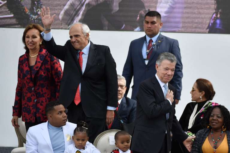 Los expresidentes Ernesto Samper (izquierda) y Juan Manuel Santos (derecha) asistieron a la posesión. Pastrana y Uribe se excusaron por su inasistencia.