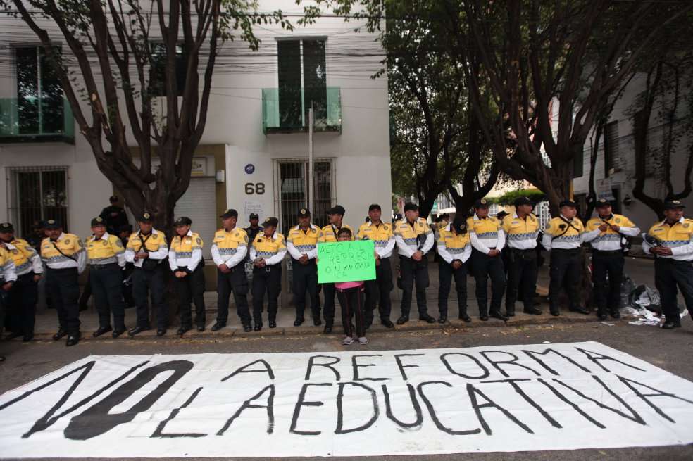 Un grupo de manifestantes protestan en solidaridad con la Coordinadora Nacional del Trabajadores de la Educación en Ciudad de México (México). EFE. 