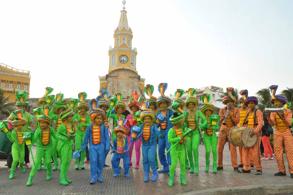 La comparsa de Las Cobras durante el desfile inaugural del festival. / Cortesía Festival de Artes Escénicas del Caribe