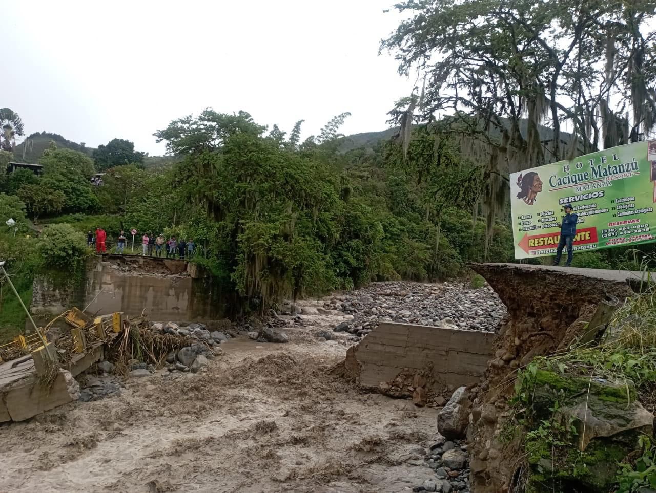 Autoridades reportaron el colapso de dos puentes en Charta, Santander.