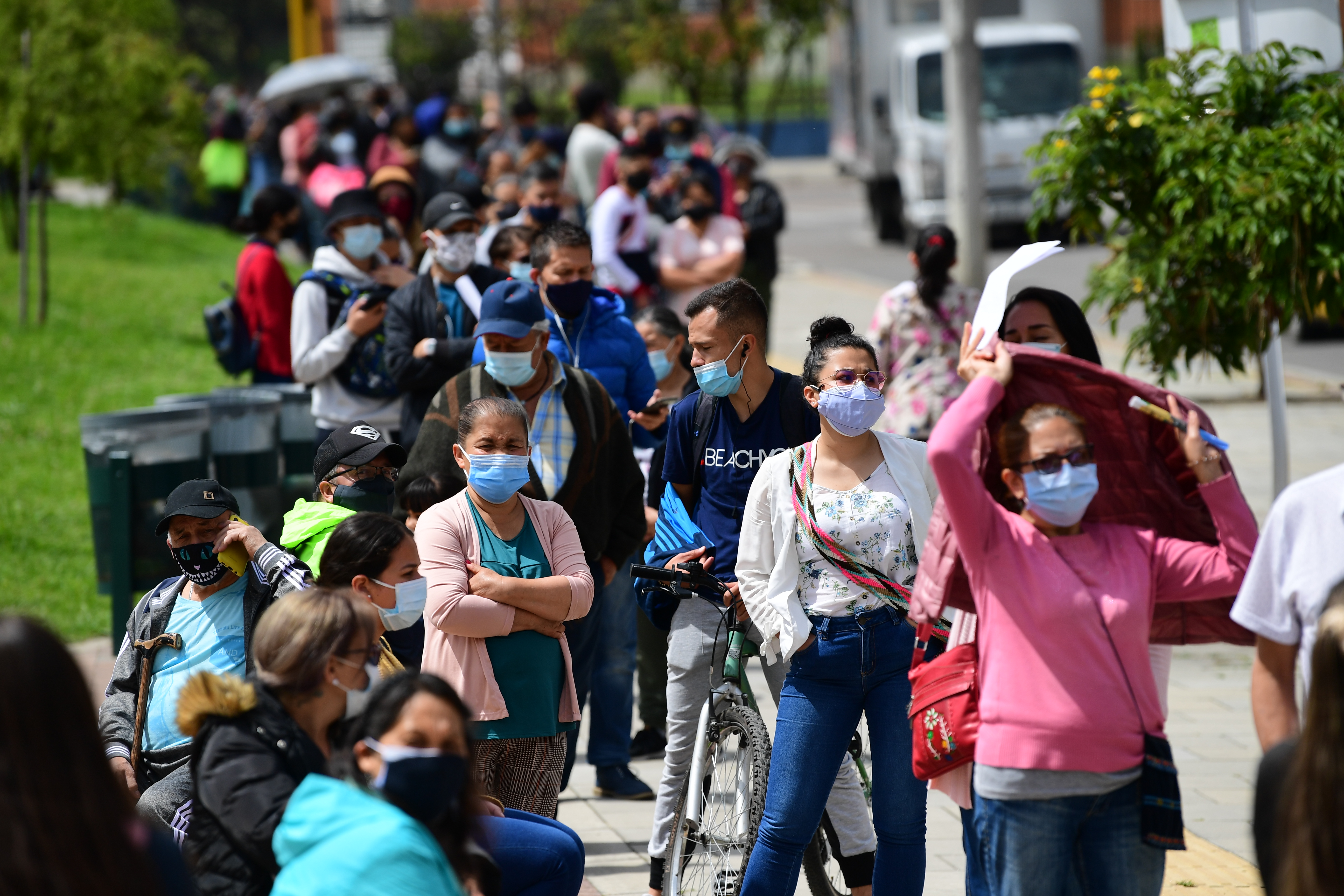 Filas y jornadas de vacunación contra el Covid -19 en diversos puntos de la capital