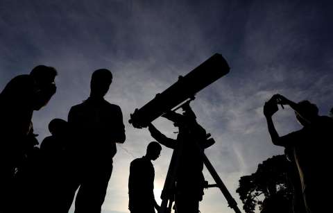Las imágenes que dejó el eclipse solar parcial en el mundo