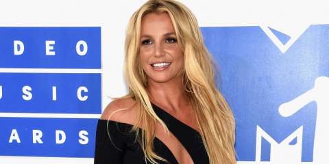 Britney Spears publica la canción inédita “Swimming in the Stars”