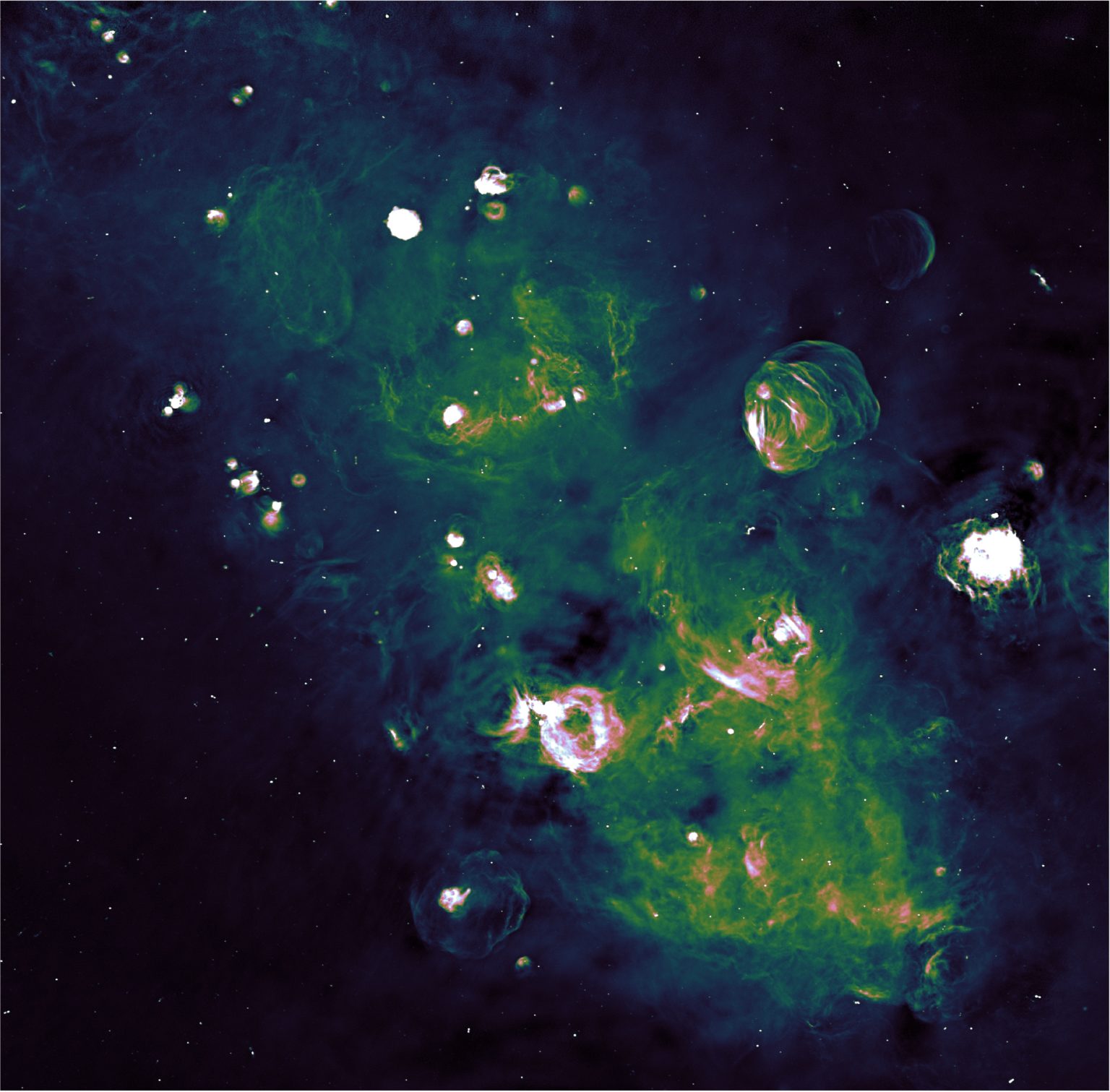 Una parte del plano galáctico visto por el radiotelescopio ASKAP y el radiotelescopio Parkes, Murriyang, que muestra restos de supernova y el espacio entre las estrellas. Crédito: R. Kothes (NRC) y el equipo PEGASUS.