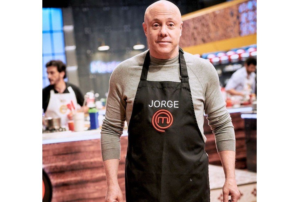 Jorge Rausch fue sorprendido por una participante de MasterChef Celebrity, quien le dio un beso en la boca.