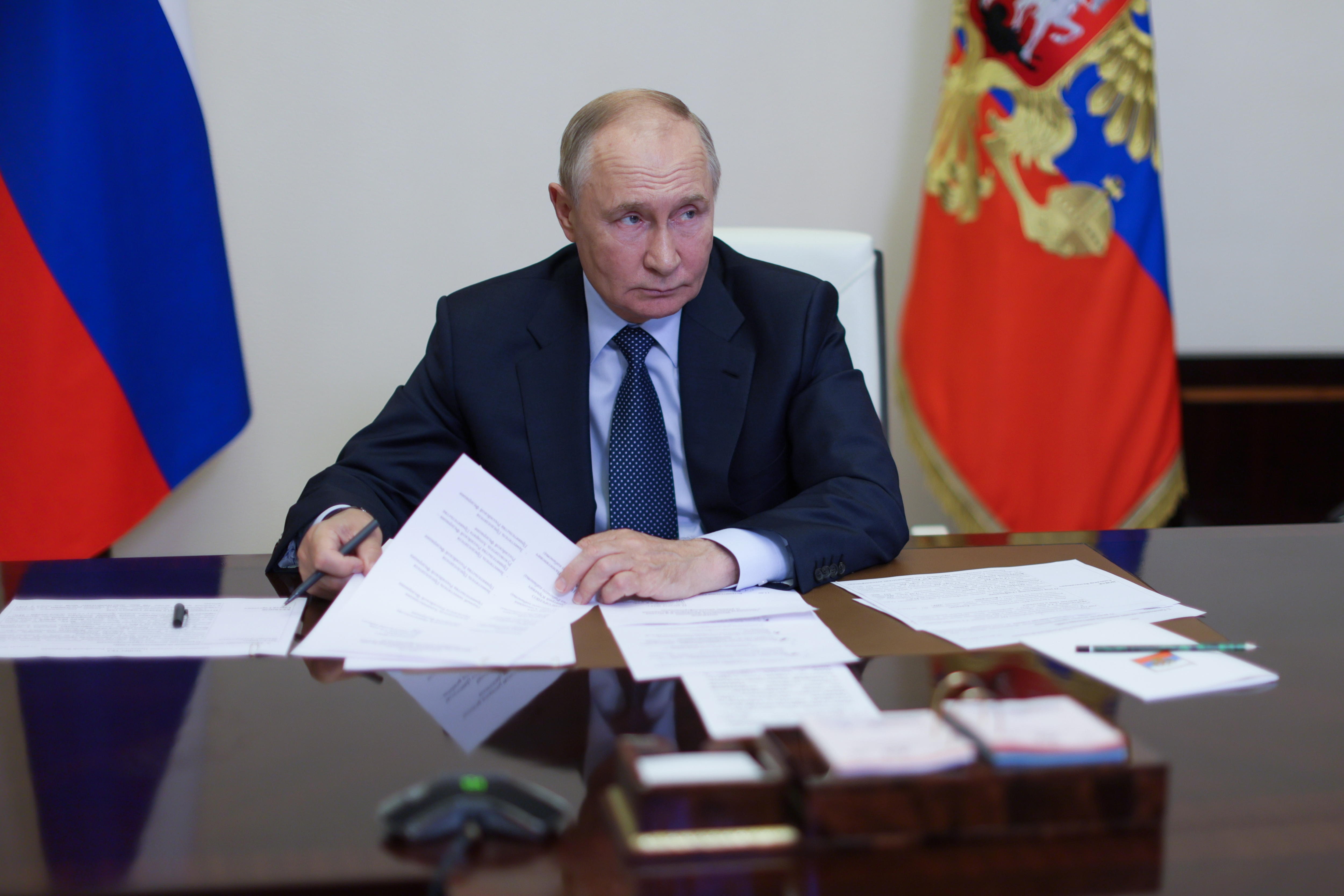 Novo-ogaryovo (Russian Federation), 21/08/2024.- Russian President Vladimir Putin takes part in a video conference meeting about the situation in the Russian regions of Belgorod, Kursk and Bryansk, at the Novo-Ogaryovo state residence, outside Moscow, Russia, 22 August 2024, following a cross-border incursion by Ukrainian Armed Forces into Russian territory. (Rusia, Ucrania, Moscú) EFE/EPA/GAVRIIL GRIGOROV/SPUTNIK/KREMLIN POOL MANDATORY CREDIT