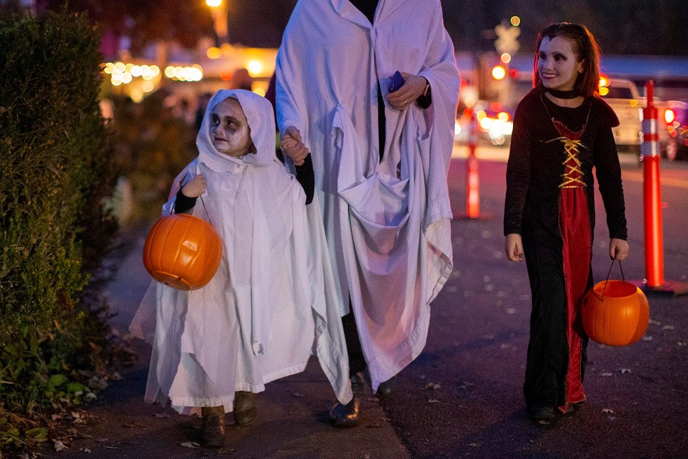 ELX31. CLIFTON (EE.UU.), 31/10/2018.- Niños disfrazados celebran Halloween en la histórica ciudad de Clifton, Virginia (EE.UU.) hoy, miércoles 31 de octubre de 2018. Conocido como el 'Salem del Sur', Clifton recibe a cientos de niños que piden dulces en esta tradicional celebración de disfraces. EFE/ERIK S. LESSER