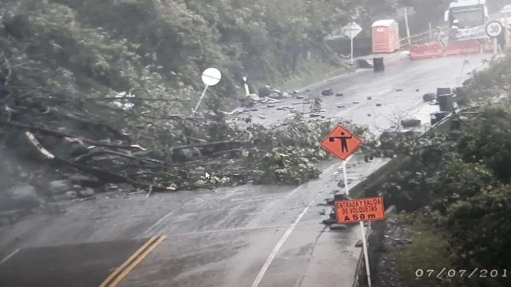 Cortesía - CoviandesCortesía - CoviandesSin embargo, las mayores dificultades en la circulación son por cuenta de un derrumbe de grandes proporciones que se presentó hace más de un mes en el kilómetro 58, cerca de la entrada al municipio de Guayabetal (Cundinamarca), debido a la recurrente inestabilidad geológica de la zona. Este hecho obligó a cerrar kilómetro y medio de la vía de manera indefinida desde el pasado 14 de junio y hasta que sea seguro transitar.