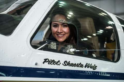 Shaesta Waiz, la piloto afgana que da la vuelta al mundo en avión