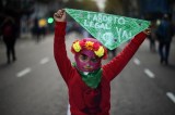 Pañuelos verdes a favor del aborto invaden las calles de Argentina