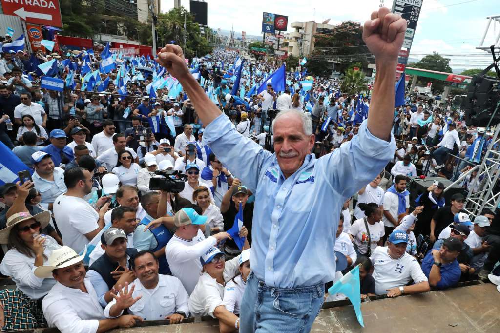 AME6980. BOGOTÁ (COLOMBIA), 24/12/2025.- Fotografía de archivo del 8 de noviembre de 2025 del entonces candidato a la Presidencia de Honduras, Nasry Asfura, reaccionando durante un evento en Tegucigalpa (Honduras). Asfura, respaldado por el presidente de EE.UU., Donald Trump, afirmó estar "preparado para gobernar" Honduras luego de que el Consejo Nacional Electoral (CNE) lo declaró virtual presidente electo del país centroamericano. EFE/ Gustavo Amador